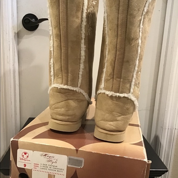 NWT RARE Disney store UGG - Picture 4 of 5